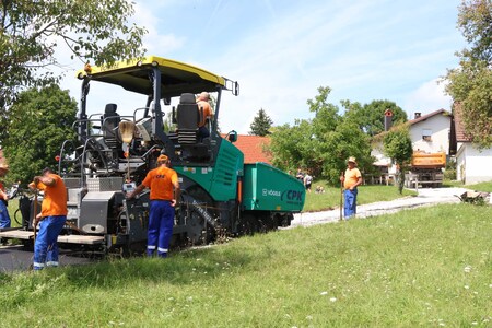 ASFALTIRANJE CESTE SKOZI JERŠIČE 04 FOTO LJUBO VUKELIČ